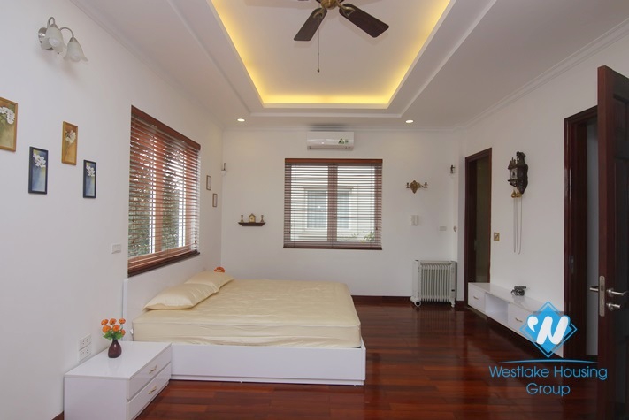 Hanoi furnished 4 bedrooms villa for let in Vinhomes Riverside with river view